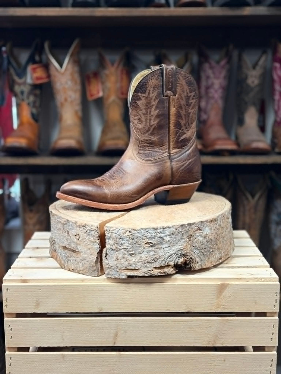 Ankle height brown medium cowboy toe ladies boot, tan brown.